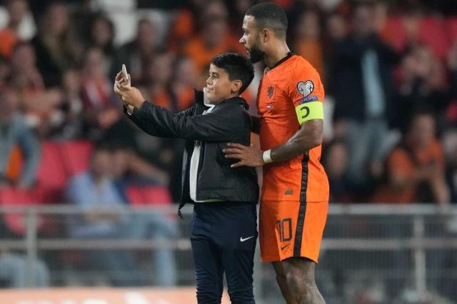 1630805985002000968.jpg 1630795723_Netherlands-Montenegro-A-child-takes-a-selfie-in-the.jpg